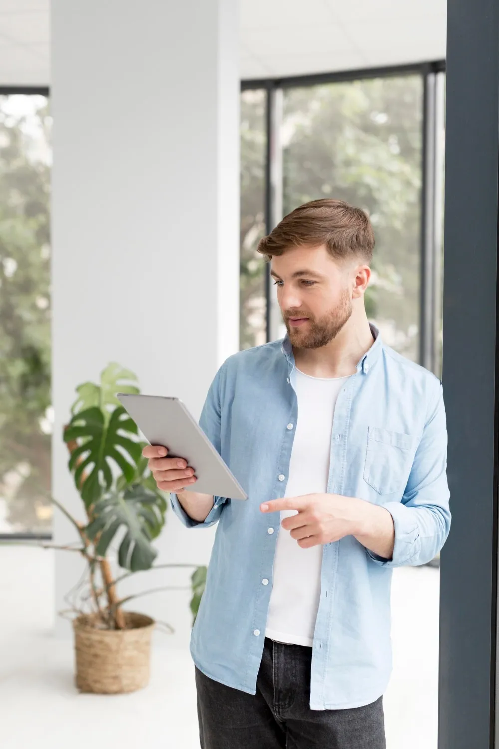 Gestionnaire réalisant un inventaire sur tablette